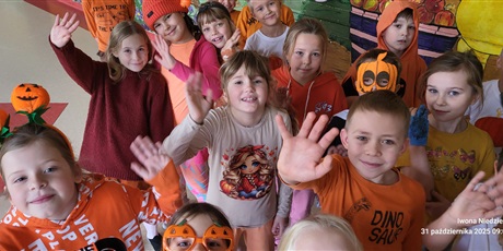 Powiększ grafikę: Uczniowie klasy 2a przebrani na Dzień Dyni