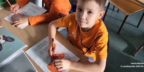 Powiększ grafikę: Uczeń klasy 2a koloruje dynię