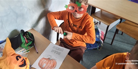 Powiększ grafikę: Uczeń klasy 2a koloruje dynię