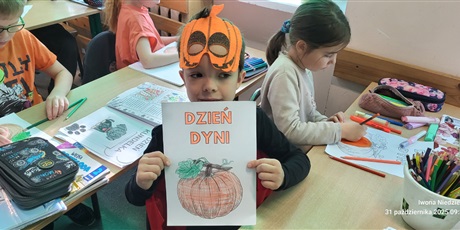 Powiększ grafikę: Uczen klasy 2a prezentuje wykonaną pracę