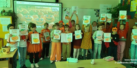 Powiększ grafikę: Uczniowie klasy 2a świętują Dzień Dyni