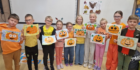 Powiększ grafikę: Uczniowie kl.3b prezentują wykonane dynie.