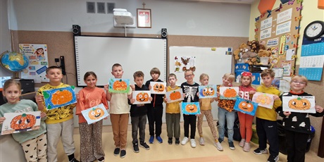 Powiększ grafikę: Uczniowie kl.3b prezentują wykonane dynie.