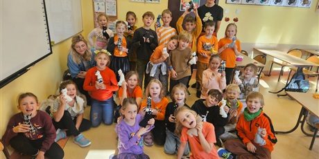 Powiększ grafikę: Uczniowie kl.2c prezentują uszyte koty.