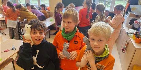 Powiększ grafikę: Uczniowie kl.2c prezentują uszyte koty.