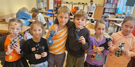 Powiększ grafikę: Uczniowie kl.2c prezentują uszyte koty.