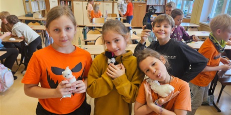 Powiększ grafikę: Uczniowie kl.2c prezentują uszyte koty.