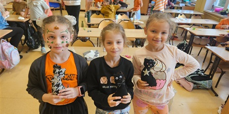 Powiększ grafikę: Uczniowie kl.2c prezentują uszyte koty.