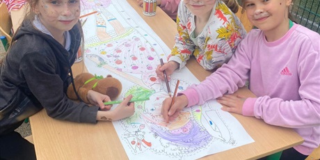 Powiększ grafikę: Dziewczynki rysują