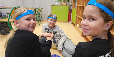 Powiększ grafikę: Dzieci  z klady 3a w czasie gry w planszówki.