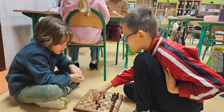 Powiększ grafikę: Dzieci  z klady 3a w czasie gry w planszówki.