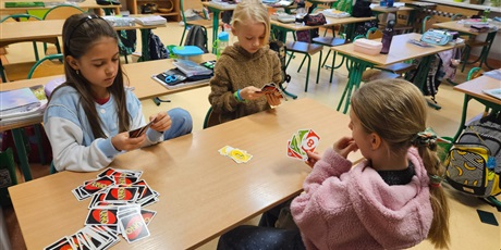 Powiększ grafikę: Dzieci  z klady 3a w czasie gry w planszówki.