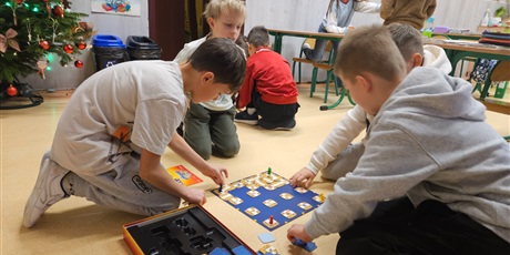 Powiększ grafikę: Dzieci  z klady 3a w czasie gry w planszówki.