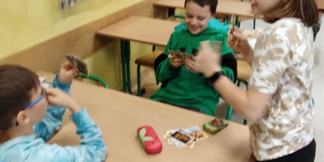 Powiększ grafikę: roje uczniów z klasy 3c gra w karty z kapibarą. 