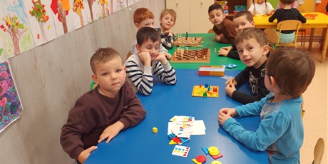 Powiększ grafikę: Dzień gier planszowych w oddziale przedszkolnym.