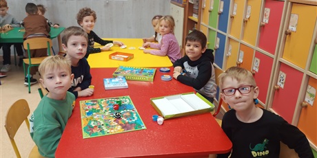 Powiększ grafikę: Dzień gier planszowych w oddziale przedszkolnym.