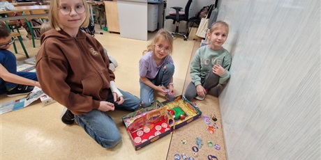 Powiększ grafikę: Uczniowie kl.3b podczas gier planszowych.