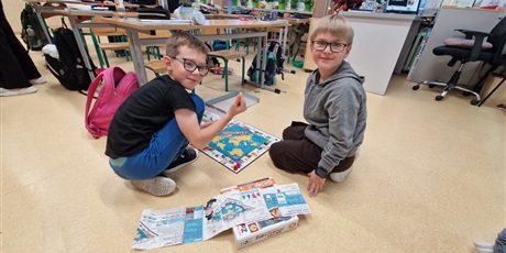 Powiększ grafikę: Uczniowie kl.3b podczas gier planszowych.