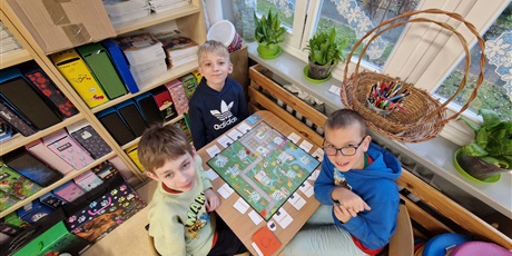 Powiększ grafikę: Uczniowie kl.3b podczas gier planszowych.