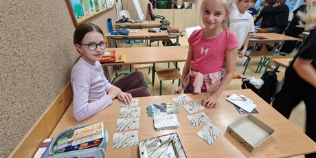 Powiększ grafikę: Uczniowie kl.3b podczas gier planszowych.