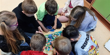 Powiększ grafikę: Uczniowie kl.2b podczas gier planszowych.