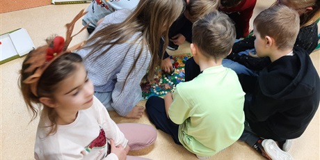 Powiększ grafikę: Uczniowie kl.2b podczas gier planszowych.