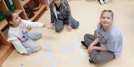 Powiększ grafikę: Uczniowie kl.2b podczas gier planszowych.