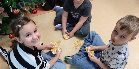 Powiększ grafikę: Uczniowie kl.2b podczas gier planszowych.