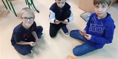 Powiększ grafikę: Uczniowie kl.2b podczas gier planszowych.