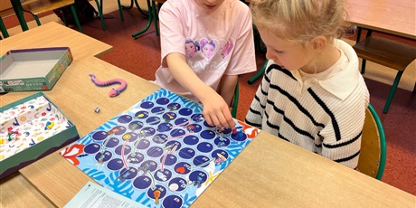 Powiększ grafikę: Dzieci z kl.1b grają w planszówki.