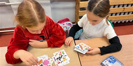 Powiększ grafikę: Dzieci z kl.1b grają w planszówki.