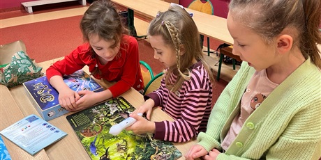 Powiększ grafikę: Dzieci z kl.1b grają w planszówki.