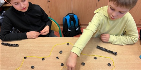 Powiększ grafikę: Dzieci z kl.1b grają w planszówki.