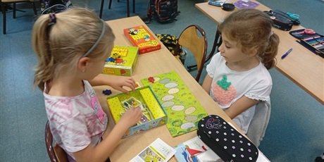Powiększ grafikę: Uczniowie kl.1a grają w gry planszowe.