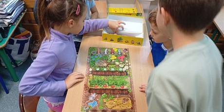 Powiększ grafikę: Uczniowie kl.1a grają w gry planszowe.