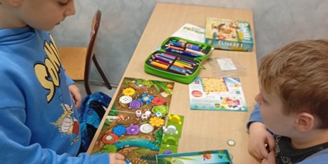 Powiększ grafikę: Uczniowie kl.1a grają w gry planszowe.