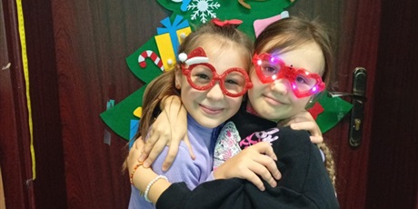 Powiększ grafikę: Uczniowie kl.1a w wesołych okularach.