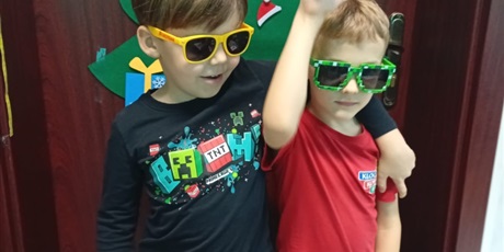 Powiększ grafikę: Uczniowie kl.1a w wesołych okularach.