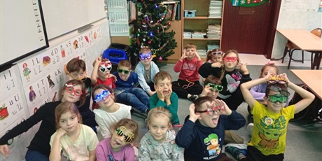 Powiększ grafikę: Uczniowie kl.1a w wesołych okularach.