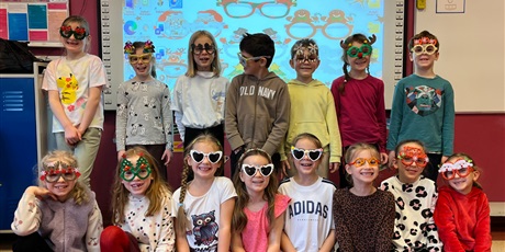 Powiększ grafikę: Uczniowie kl.1b w wesołych okularach.