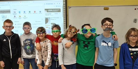 Powiększ grafikę: Uczniowie klasy 3c prezentują swoje zabawne okulary. 