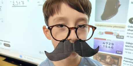 Powiększ grafikę: Uczeń z klasy 3c w okularach z wąsem. 