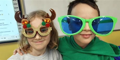 Powiększ grafikę: Dwoje uczniów z klasy 3c w zabawnych okularach. 