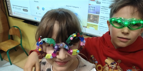 Powiększ grafikę: Dwoje uczniów z klasy 3c w zabawnych okularach. 