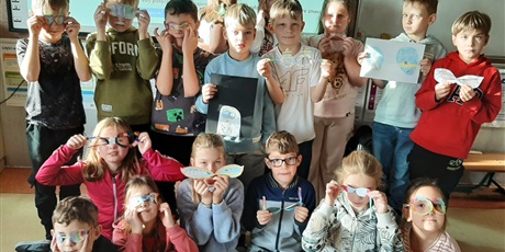 Powiększ grafikę: Uczniowie kl.2b w wesołych okularach.