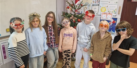 Powiększ grafikę: Dwoje uczniów z klasy 3b w zabawnych okularach. 