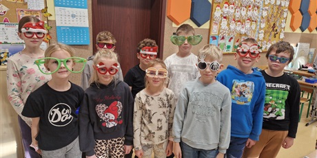 Powiększ grafikę: Dwoje uczniów z klasy 3c w zabawnych okularach. 