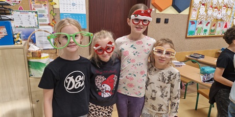 Powiększ grafikę: Dwoje uczniów z klasy 3c w zabawnych okularach. 