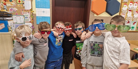 Powiększ grafikę: Dwoje uczniów z klasy 3c w zabawnych okularach. 