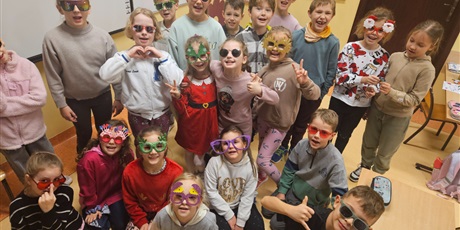 Powiększ grafikę: Dwoje uczniów z klasy 2c w zabawnych okularach. 